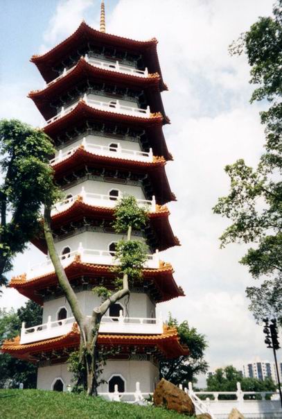 Čínska Pagoda pri vstupe do  Čínskych imperiálnych záhrad - Singapúr.