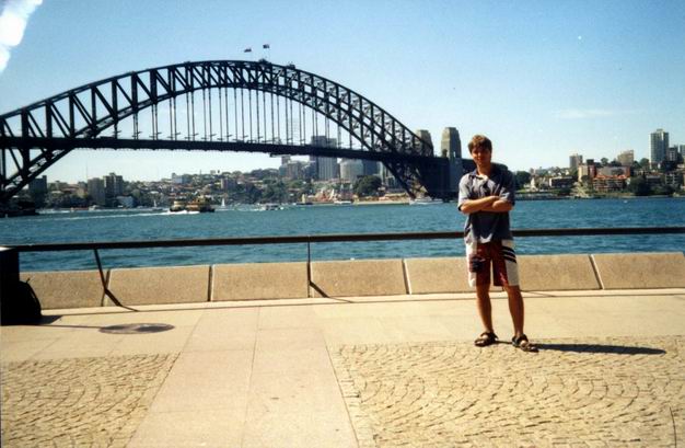 Worldwide known Harbor Bridge in Sydney.
