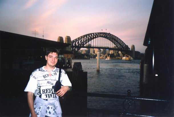 Nočná silueta Prístavného mostu v Sydney.