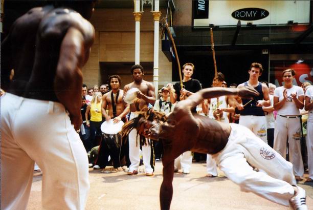 Zaujimavosti centra Sydney - brazilska bojova skupina predvadza bojove umenie capoerinae.
