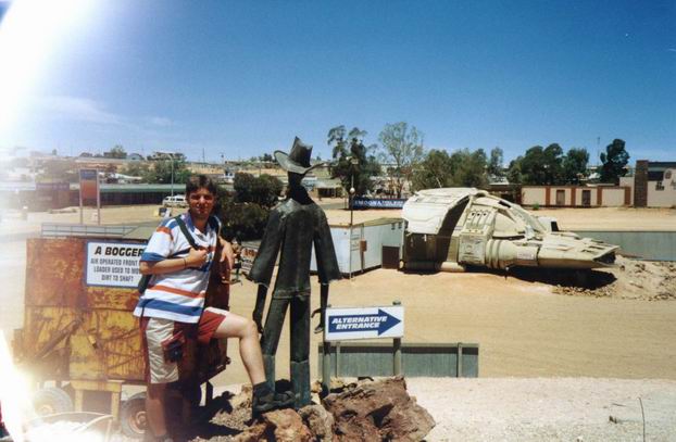 Centrum Coober Pedy s mimozemským korábom.
