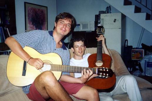 S Martinom (v pozadí) hlboko prežívajúcim hru na gitaru.