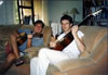 S Martinom (vpravo) hlboko prezivajucim hru na gitaru.